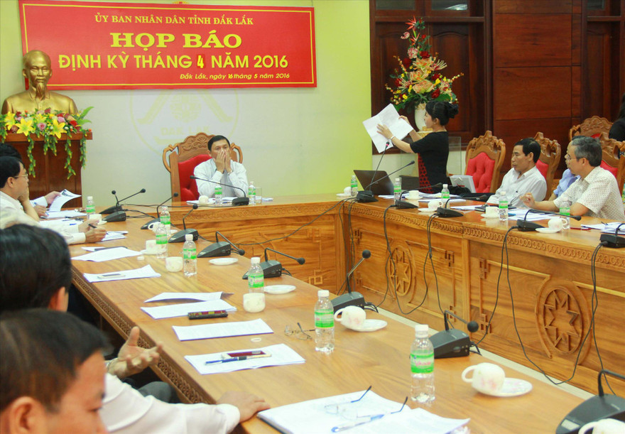 "Nhà báo Hoàng Thiên Nga chứng minh ông Doãn Hữu Long báo cáo sai sự thật với lãnh đạo tỉnh". 