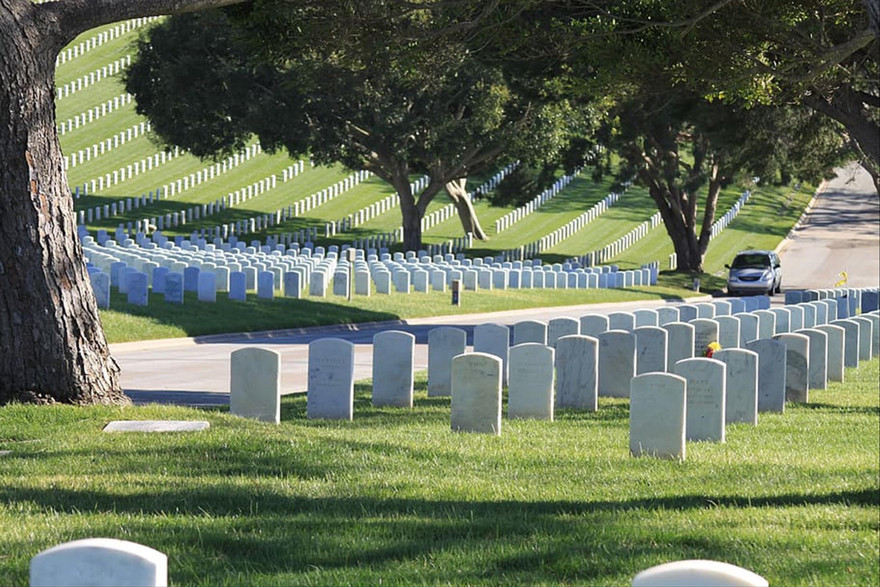 Hình ảnh thường thấy ở nghĩa trang các nước văn minh: Chỉ tấm bia nhô lên còn thì rất bằng phẳng 