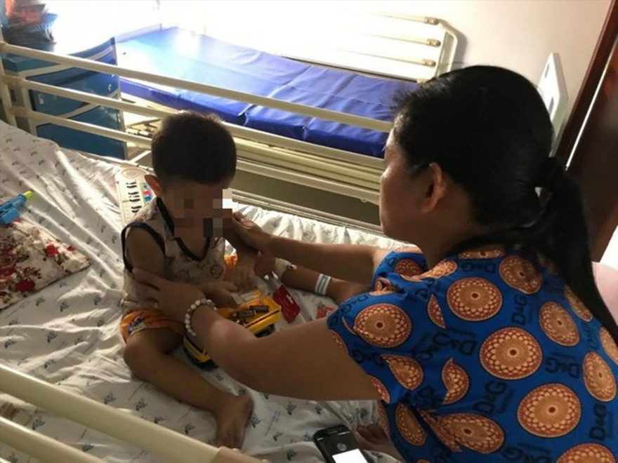 Trẻ uống nhầm axit trong chai nước ngọt đang được chăm sóc tại bệnh viện