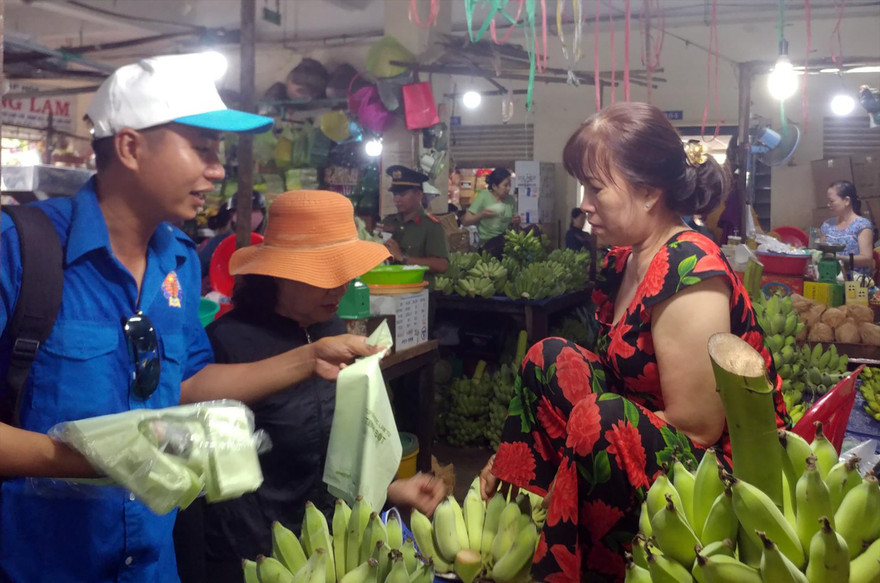 ĐVTN phát túi tự hủy sinh học bảo vệ môi trường cho các tiểu thương. Ảnh: CTV