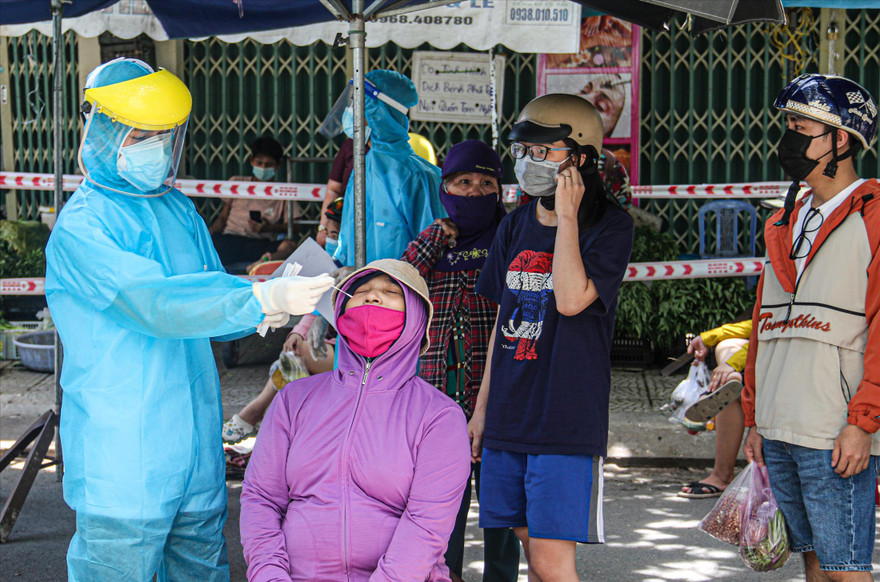 Người dân và tiểu thương chợ Nại Hiên Đông (quận Sơn Trà, TP Đà Nẵng) được lấy mẫu xét nghiệm ngay ở chợ.Ảnh: Nguyễn Thành