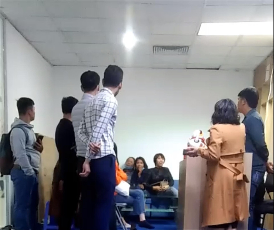 Sau gần 1 năm cam kết nhưng không đưa lao động xuất cảnh, mới đây hàng loạt lao động đã căng băng rôn yêu cầu Cty QLT Việt Nam trả lại tiền và hồ sơ