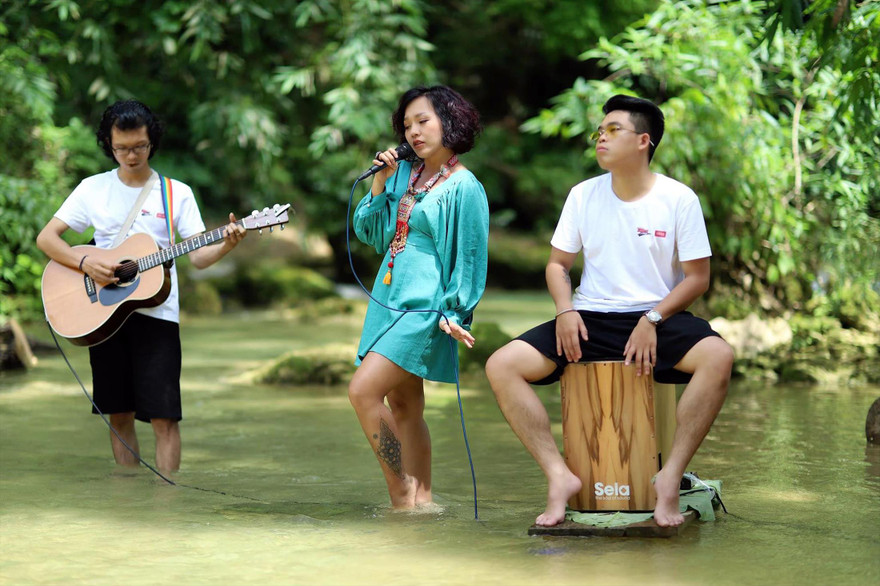 Những cảnh quay đầu tiên của Du ca - Đi và Hát tại thác Mu, tỉnh Hòa Bình. Ảnh: NVCC