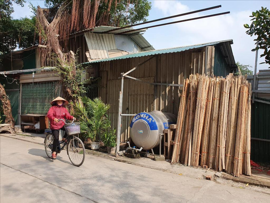 Các hộ dân tự ý lấn chiếm, kè gạch đắp đất lấn chiếm lòng sông Tô Lịch tại huyện Thường Tín