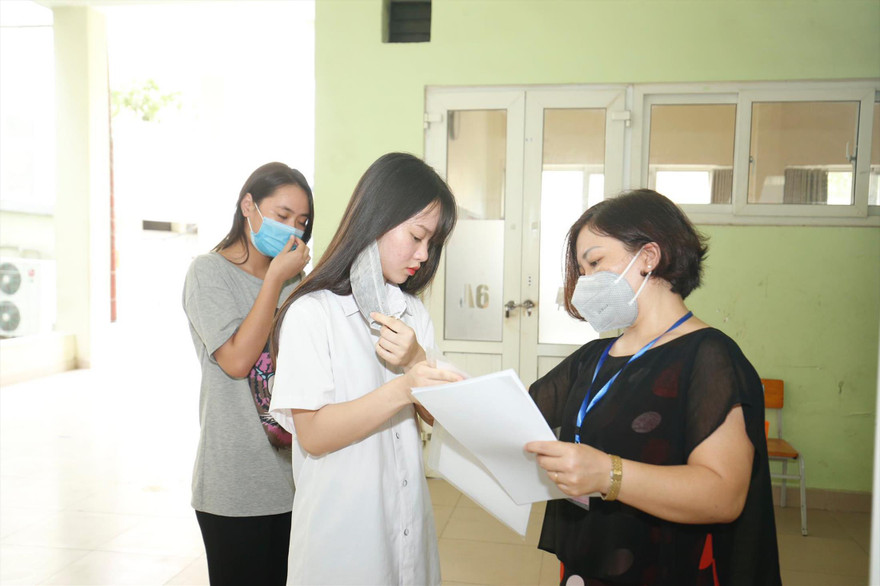 Thí sinh làm thủ tục đăng ký dự thi chiều 8/8 ở Hà Nội