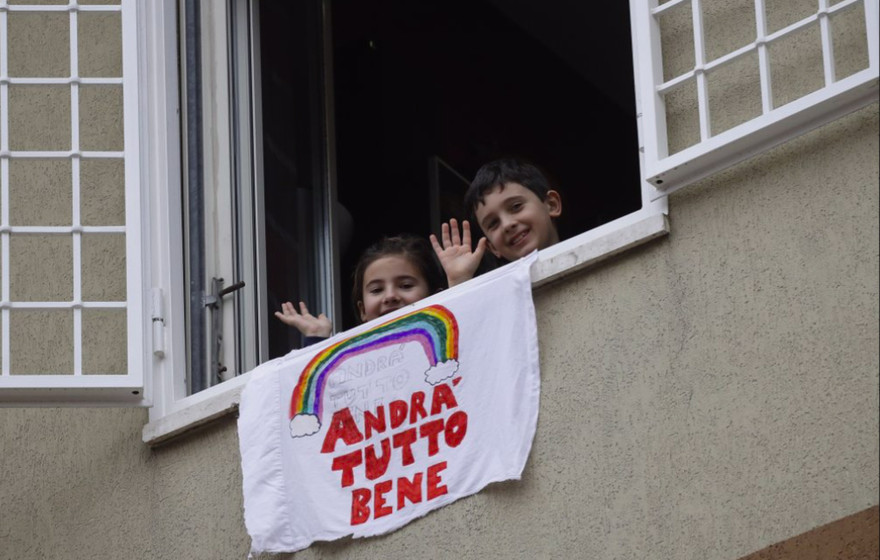Hai em bé đứng trên cửa sổ căn hộ chung cư ở Rome với biểu ngữ “Mọi thứ sẽ ổn thôi” hôm 13/3 ảnh: AP 