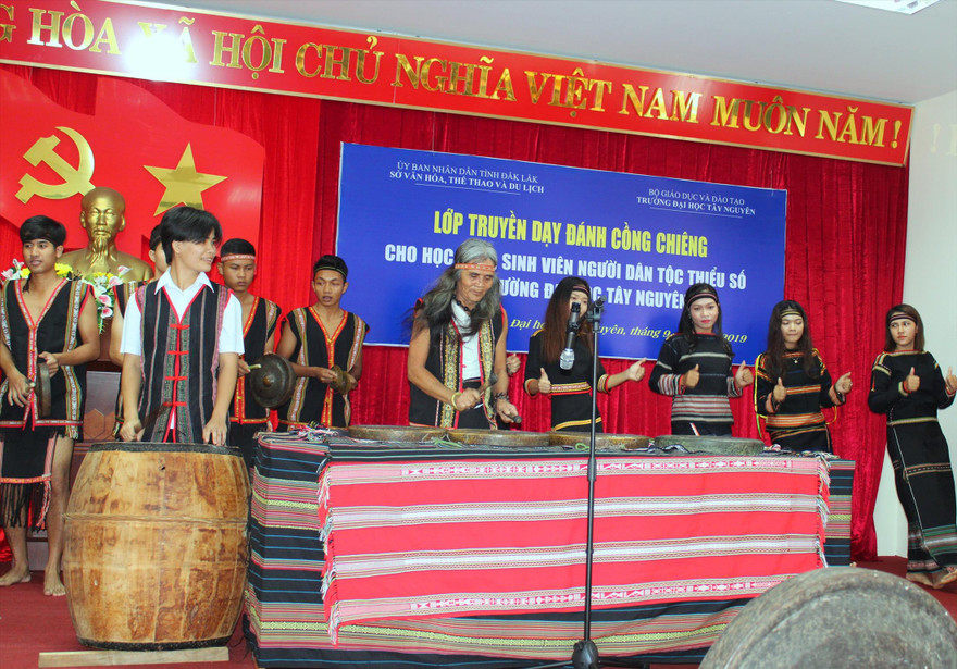 Sinh viên trường Đại học Tây Nguyên tập đánh chiêng. Ảnh: N.T 