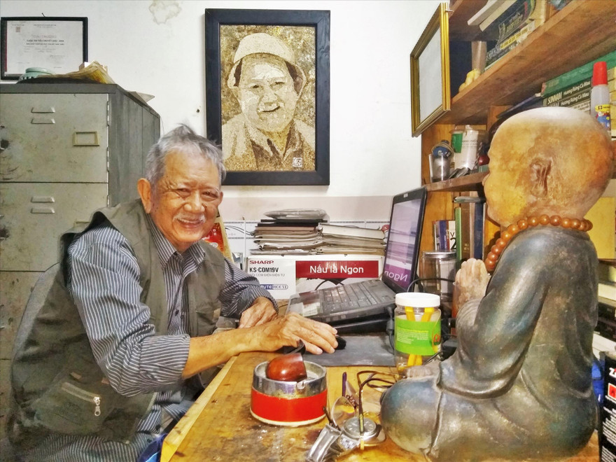 Ngày ngày ngồi viết văn