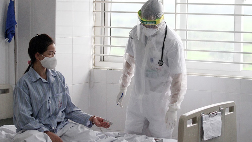 Điều trị bệnh nhân COVID-19 Ảnh: PV