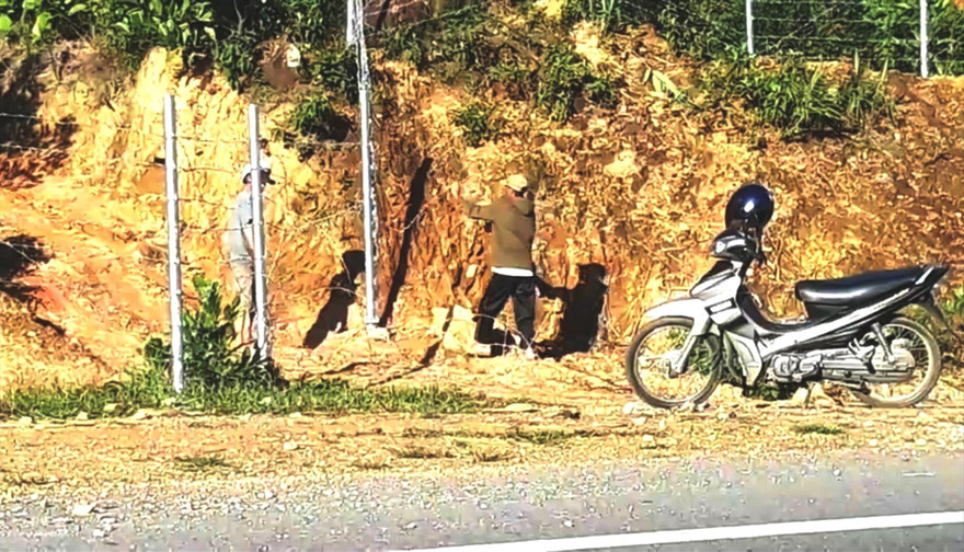 Người dân ngang nhiên phá hoại hàng rào bảo vệ cao tốc 