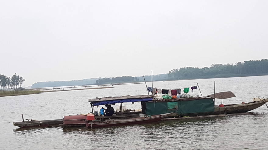 Gia đình anh Nguyễn Văn Trang đã rời bỏ “tư dinh” của mình ở hồ Suối Hai để trở về sum họp với gia đình để bắt đầu cuộc mưu sinh mới.