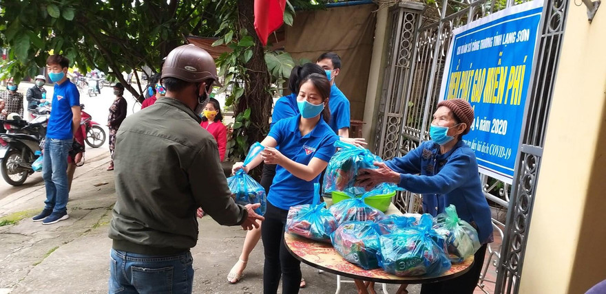 Điểm phát gạo nhà cô giáo Phúc