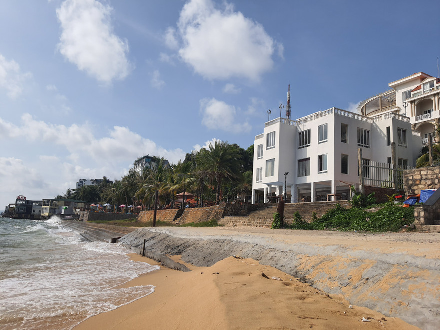 Bãi biển tại thị trấn Dương Đông bị bê tông hóa. Ảnh: Hồng Lĩnh