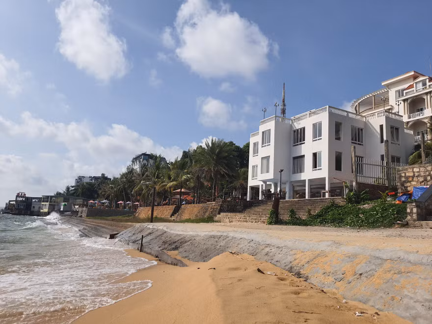 Bãi biển tại thị trấn Dương Đông bị bê tông hóa. Ảnh: Hồng Lĩnh