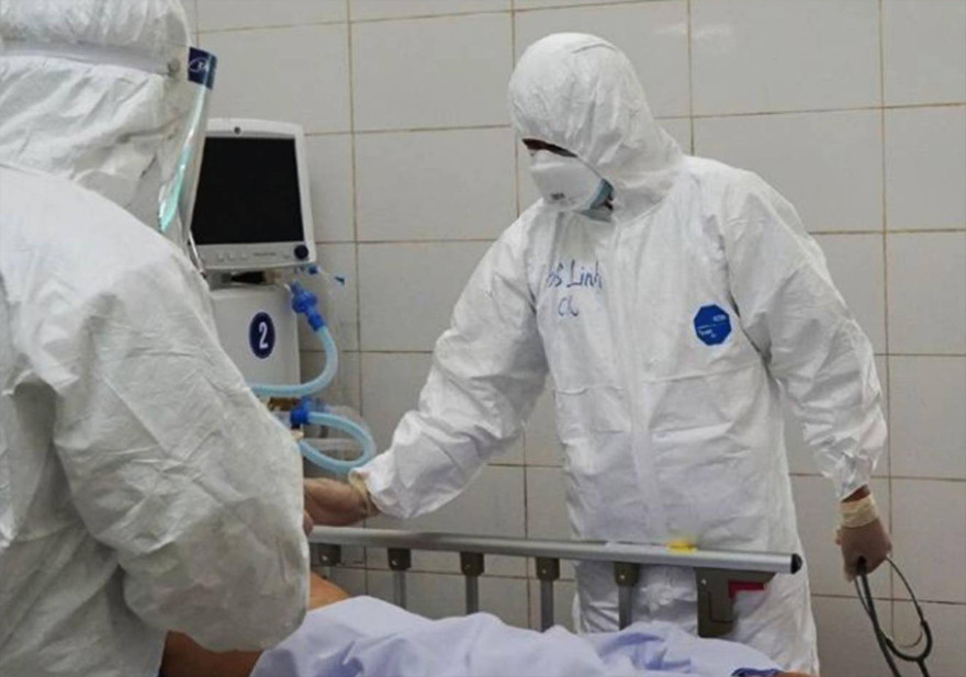 Bác sĩ Linh (bên phải) và đồng nghiệp thăm khám bệnh nhân COVID-19 nặng