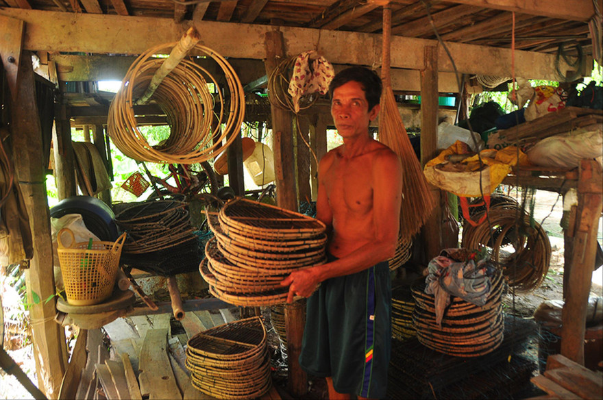 Ông Lê Văn Nghiệp bên dàn lọp của mình. Ảnh: HÒA HỘI