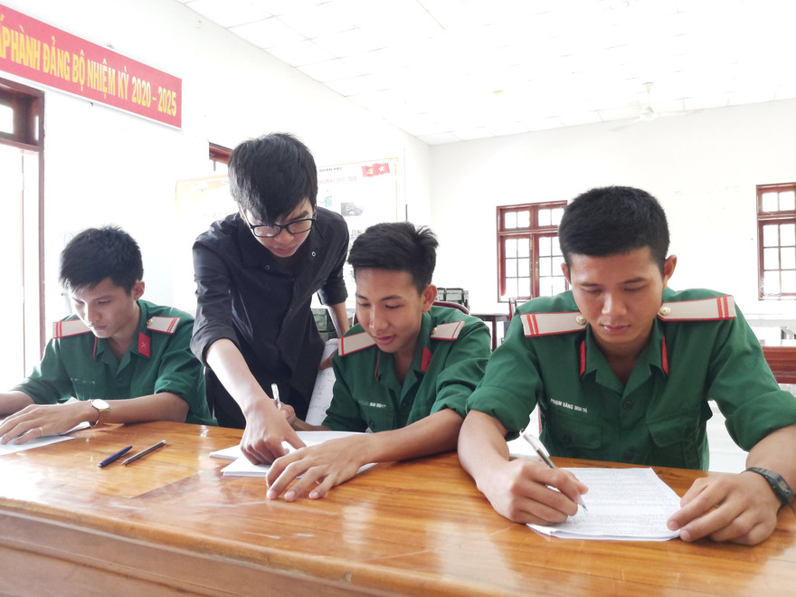 Bạn Trình Minh Toàn đang hướng dẫn bài tập cho bộ đội. ẢNH: HÒA HỘI 