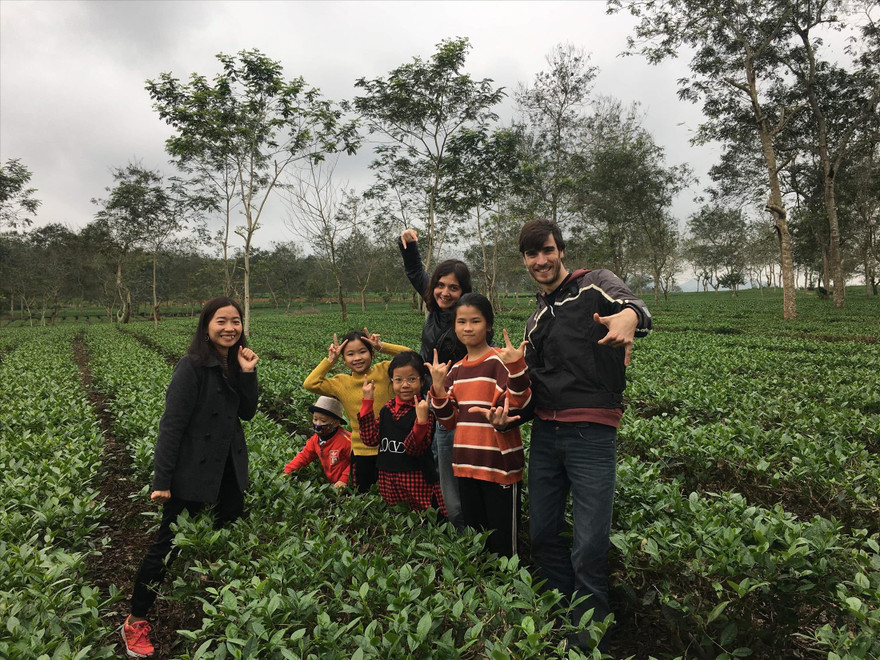 Đôi bạn trẻ khám phá đồi chè Nông trường 20/4 tại xã Hương Trà, huyện Hương Khê, tỉnh Hà Tĩnh cùng các em nhỏ Ảnh: N.T 