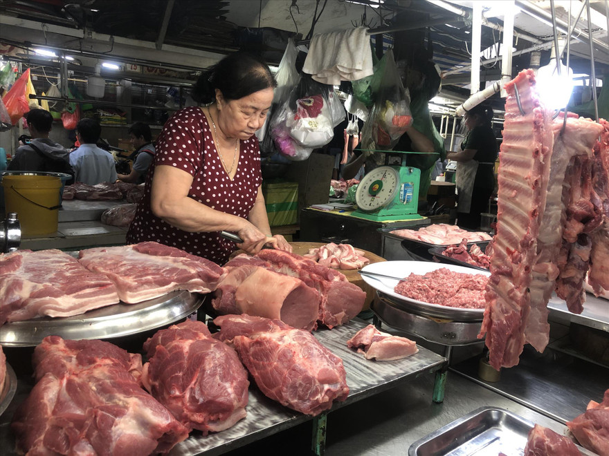 Giá heo hạ nhiệt nhưng còn cao nên vẫn rất ế ẩm. Ảnh: Uyên Phương