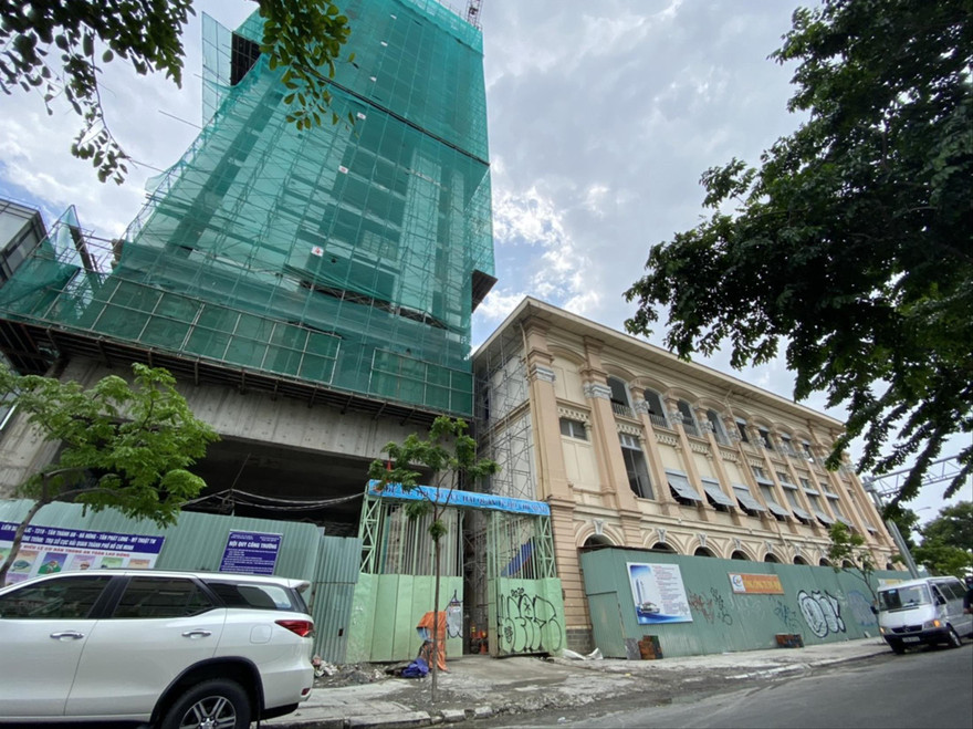 Bên trong trụ sở Cục Hải quan TPHCM đang mọc lên tòa cao ốc cao 21 tầng, bên cạnh là tòa nhà A được xây từ năm 1885