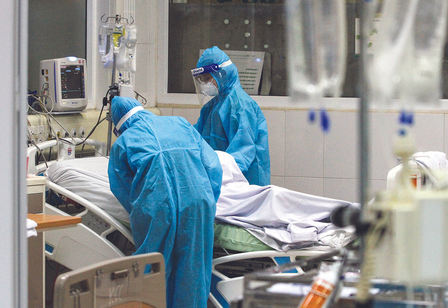 Hai điều dưỡng đang chăm sóc bệnh nhân nặng tại khoa Cấp cứu. Ảnh: Mạnh Thắng