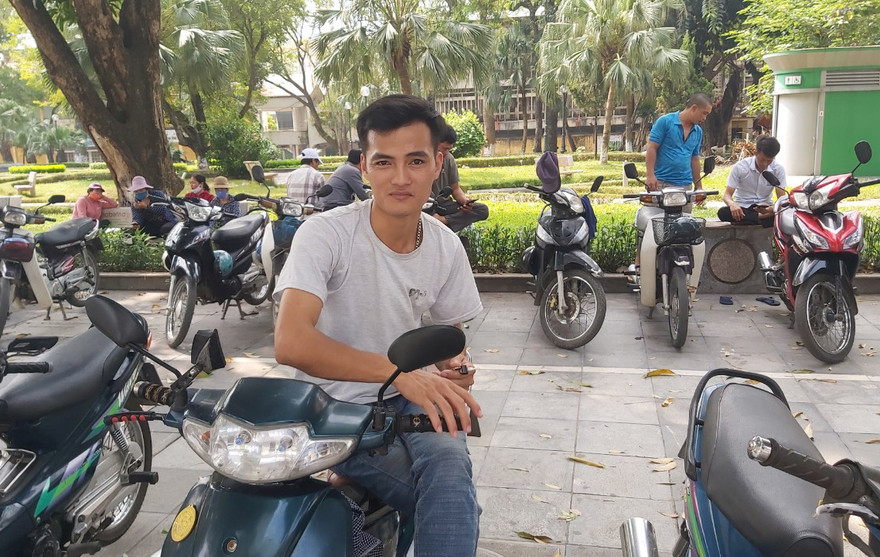 Trong khuôn mặt Nguyễn Văn Thuận vẫn còn những chiếc đinh sau một tai nạn