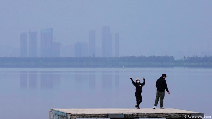 Người dân Vũ Hán thoát cảnh phong tỏa từ ngày 8/4. Ảnh: Getfy