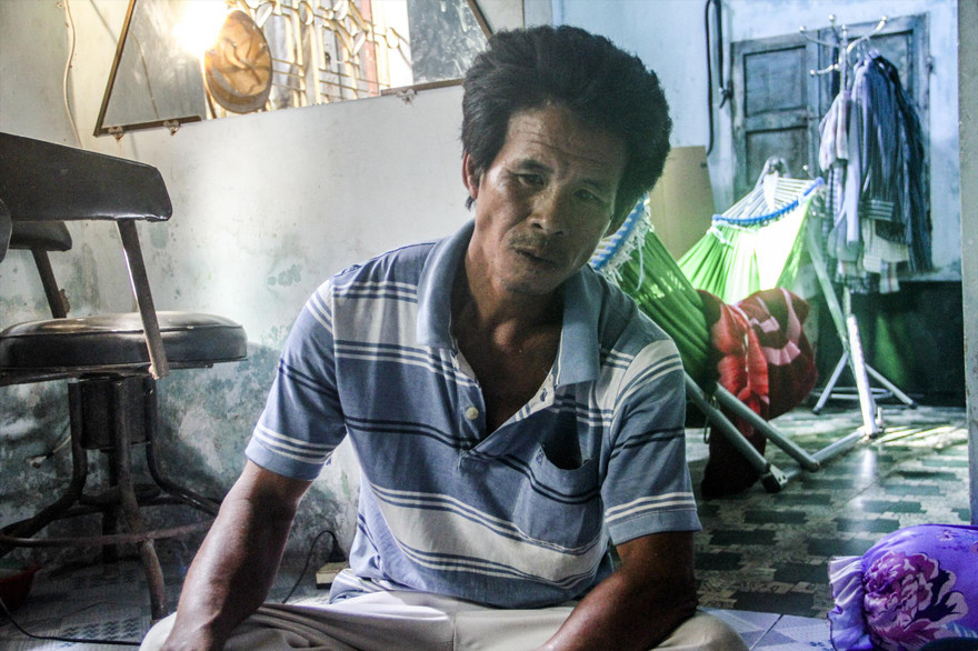 Ông Tô Xuân Hiền may mắn thoát nạn kể lại sự việc. Ảnh: Tr.Ðịnh