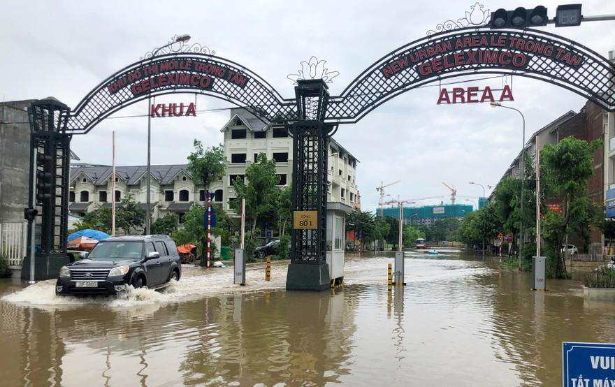 Ðường tại các khu đô thị phía Tây Hà Nội chìm trong nước 3 ngày nay. Ảnh: T.Ðảng