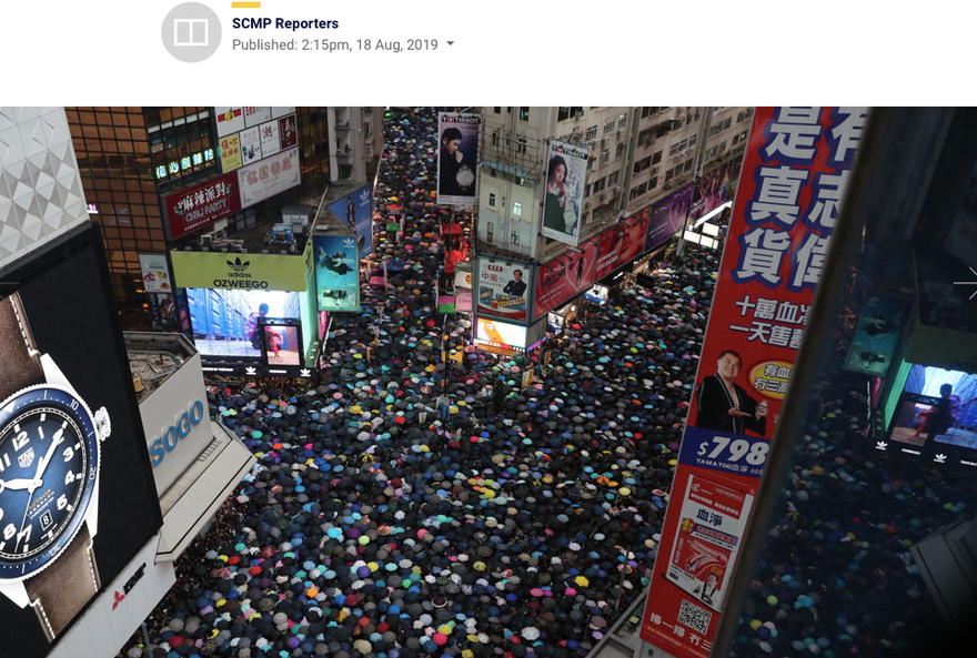 Người biểu tình vây kín khu vực mua sắm ở trung tâm Hong Kong. Ảnh: SCMP 