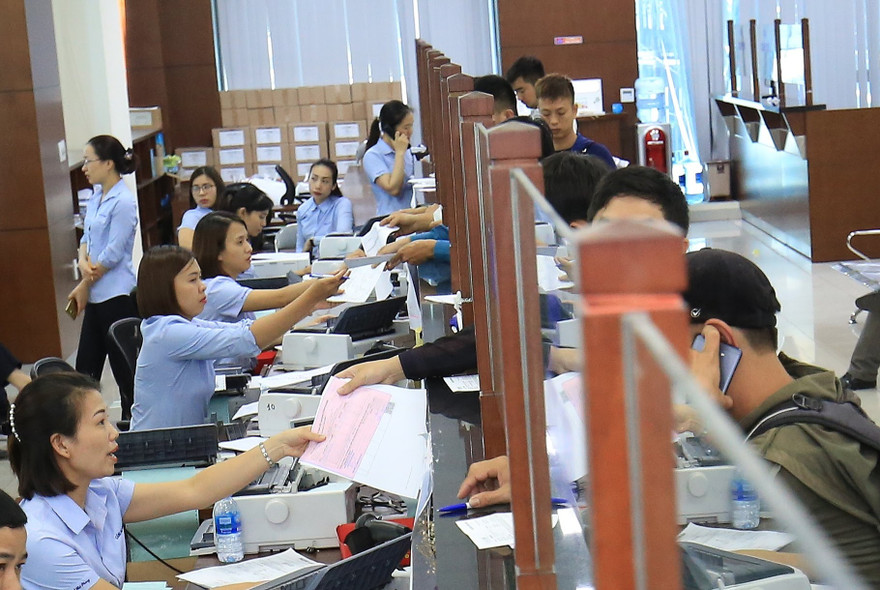 Công chức, viên chức bị đủ loại văn bằng, chứng chỉ bủa vây. Ảnh: Như Ý