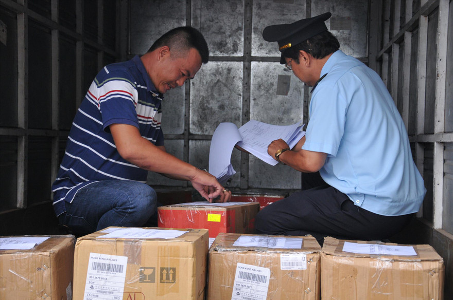 Hải quan kiểm tra việc kê khai hàng hóa của một doanh nghiệp. Ảnh: Tuấn Nguyễn