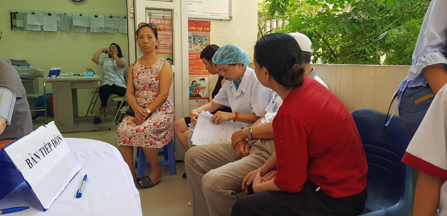 Bác sĩ khám cho người dân phường Hạ Ðình. Ảnh: T.H