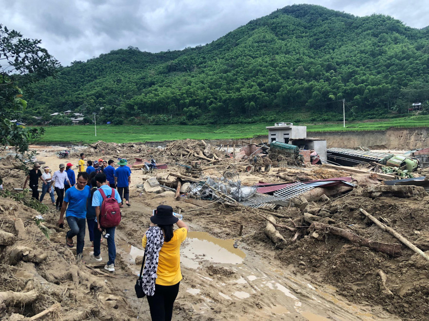 Lũ cuốn trôi bản làng đe dọa tính mạng nhiều người dân. Ảnh: H.Lam