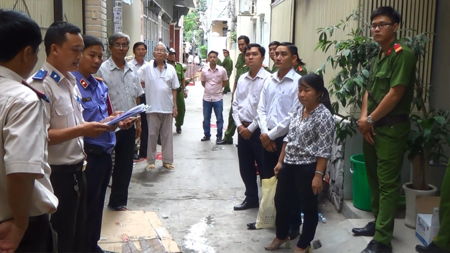 Cơ quan THADS TPHCM trong một lần tống đạt quyết định thi hành án. Ảnh: Huy Thịnh 