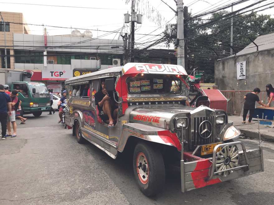 Xe Jeepney trên đường phố Manila 