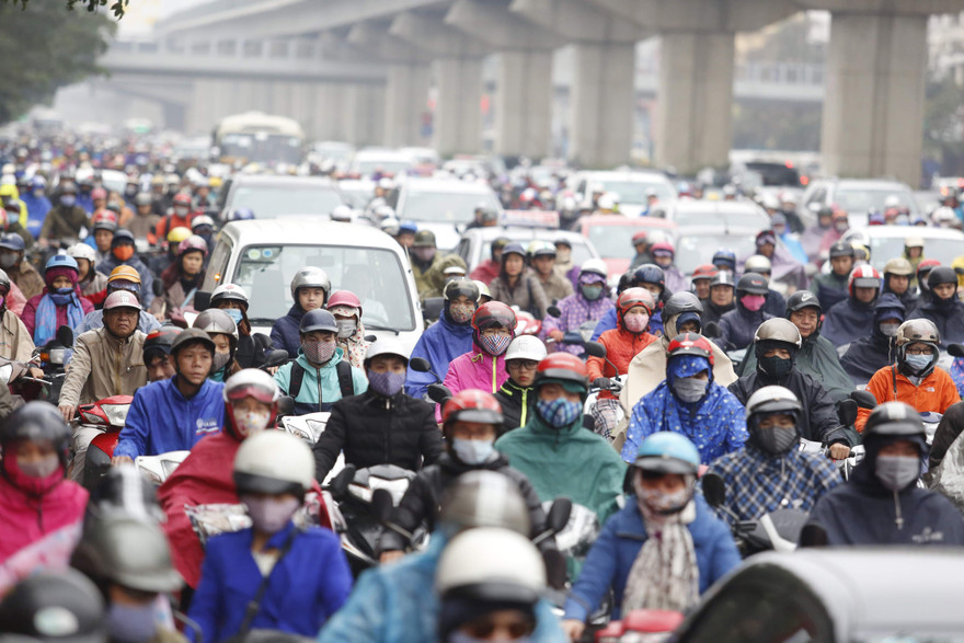 Nhiều đường phố Hà Nội lại chìm trong khói bụi trong những ngày vừa qua. Ảnh: Như Ý 