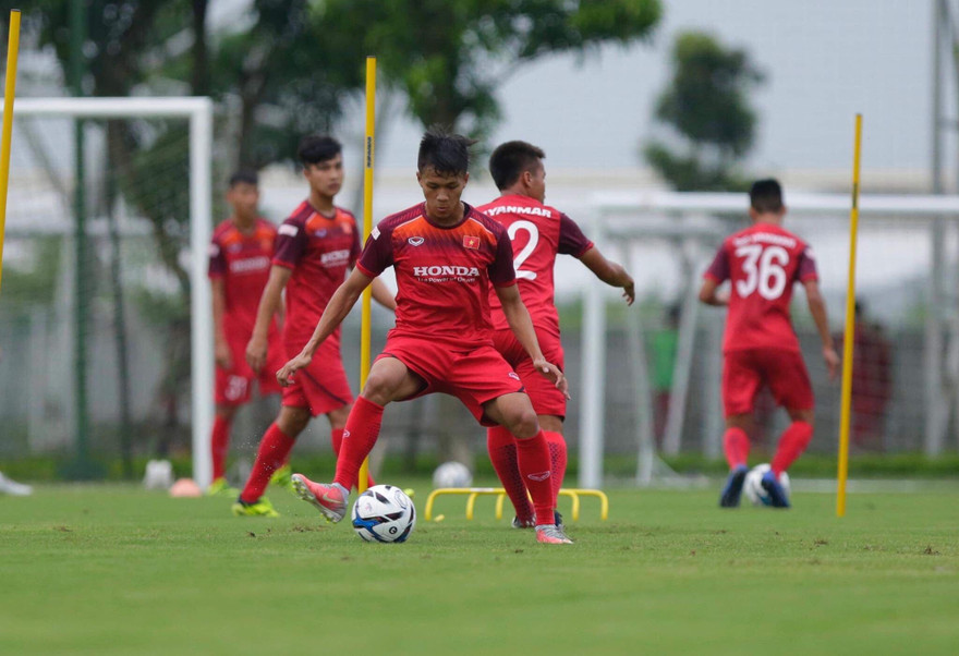 Các cầu thủ ÐT U22 Việt Nam tập luyện trước ngày lên đường sang Trung Quốc. Ảnh: VSI