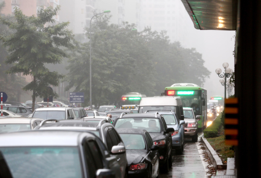 Xe buýt nhanh BRT bị những phương tiện cá nhân khác bủa vây vào giờ cao điểm hằng ngày trên đường Lê Văn Lương - Hà Nội. Ảnh: Ngọc Châu