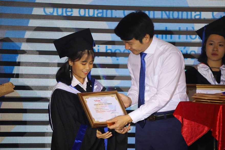 Anh Nguyễn Ngọc Lương, Bí thư Trung ương Ðoàn trao học bổng cho thủ khoa 