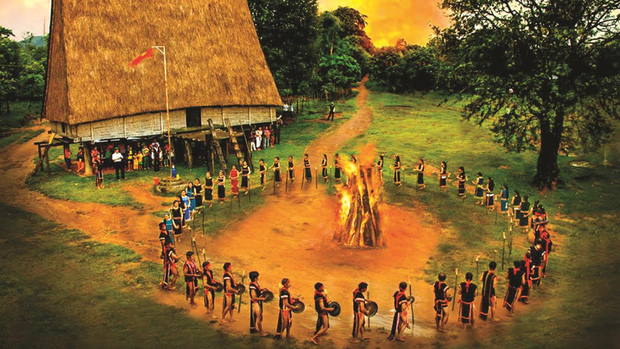 Lễ hội bên nhà Rông Tây Nguyên 