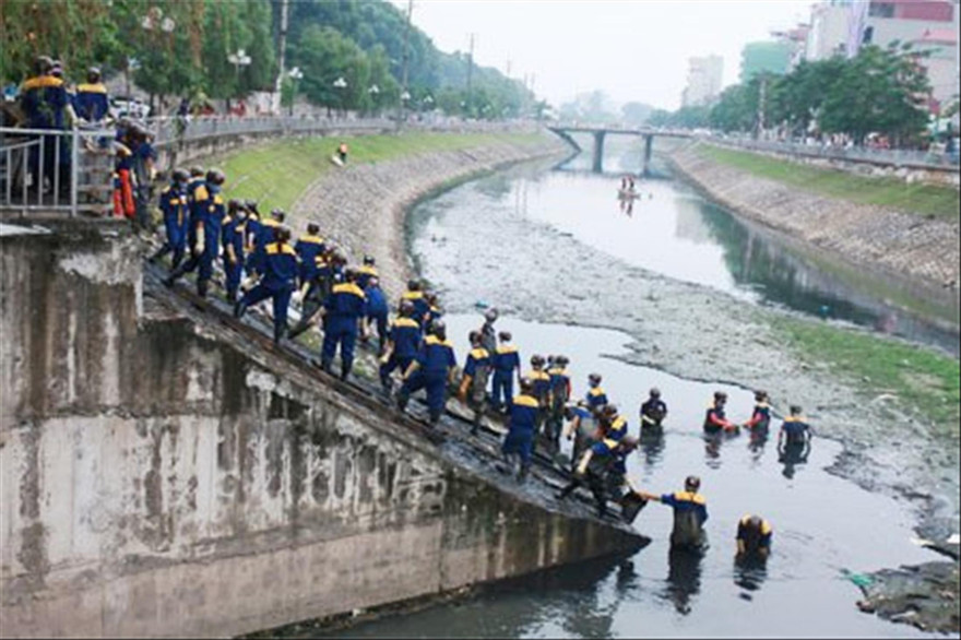 Ô nhiễm trên sông Tô Lịch và kéo dài cả 14 km qua 6 quận, huyện Hà Nội. Ảnh: T.Ðảng