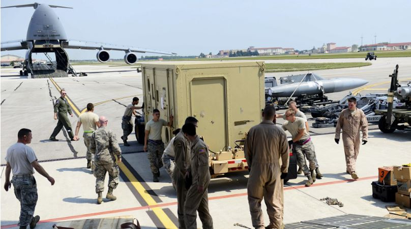 Quân nhân Mỹ chuyển thiết bị quân sự và vũ khí đến căn cứ Aviano, Ý. Ảnh: Reuters