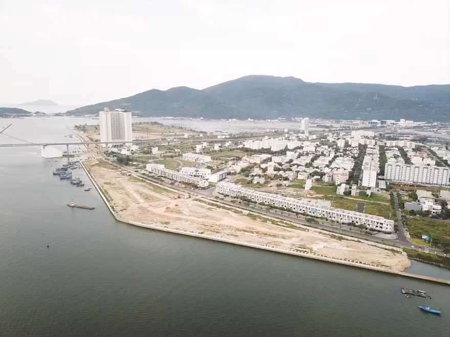 Dự án dọc sông Hàn đang được triển khai rầm rộ. Ảnh: N.T