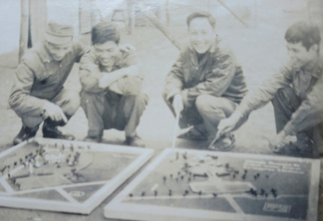 Họa sĩ, nhà văn Đỗ Phấn thời quân ngũ (ngoài cùng bên phải)