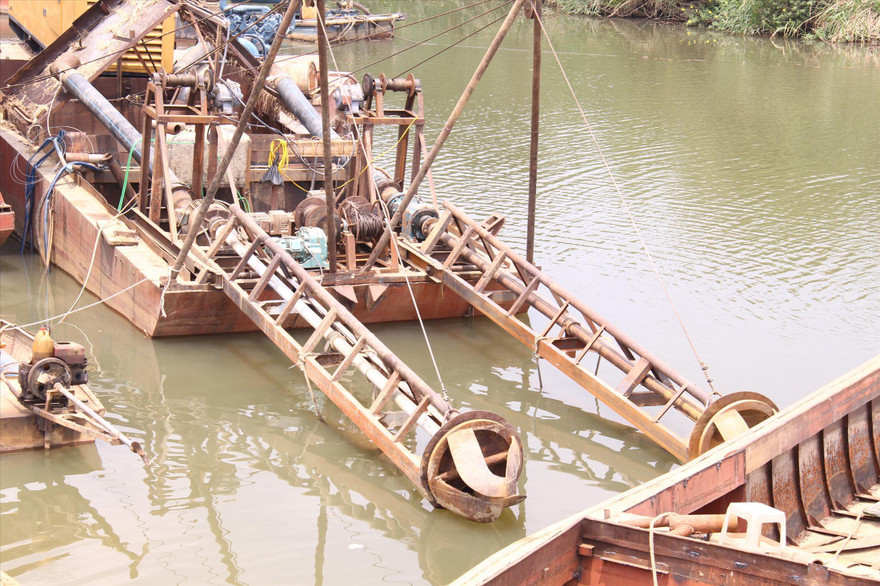 Dàn khoan của Công ty Thiên Ý nghi dùng để khai thác vàng sa khoáng 