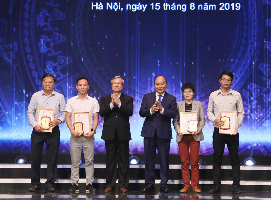 Thủ tướng Nguyễn Xuân Phúc và Ủy viên Bộ Chính trị, Thường trực Ban Bí thư Trần Quốc Vượng trao giải cho các tác giả đạt giải A. Ảnh: Như Ý ​