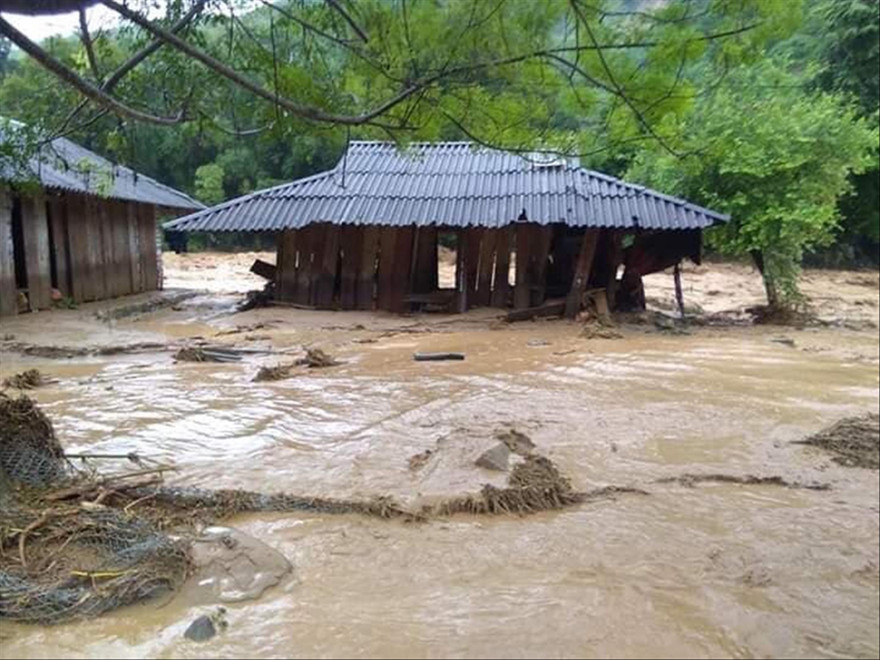 Lũ cuốn trôi nhà tại huyện Quan Sơn 