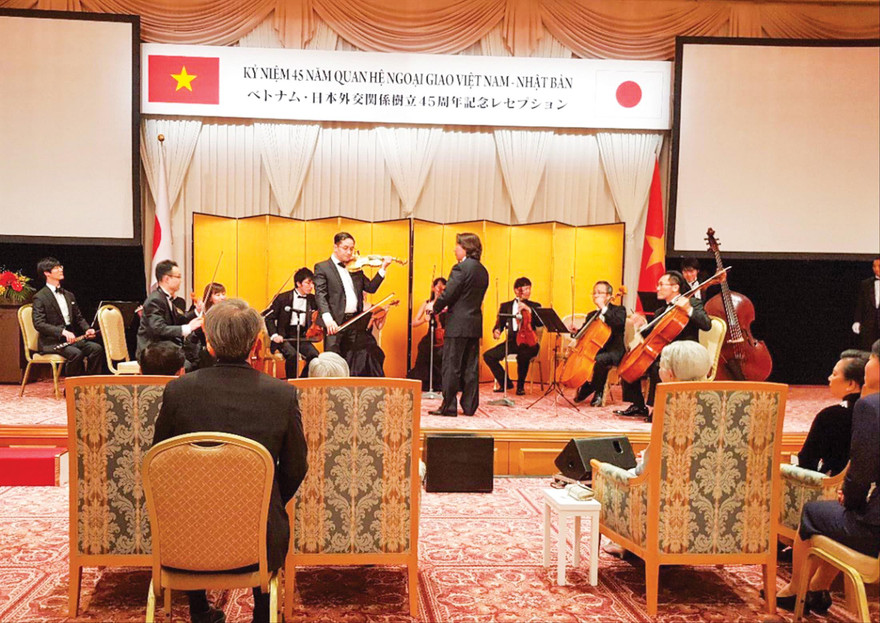 Trình tấu cho Nhật hoàng và quan chức cao cấp Việt Nam - Nhật Bản. Ðây cũng là những khán giả nước ngoài đầu tiên của cây đàn độc đáo đến từ Việt Nam