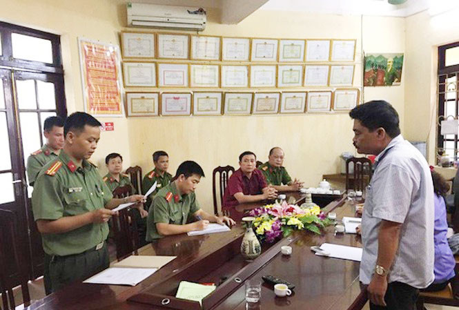 Cơ quan an ninh điều tra, Công an tỉnh Hà Giang đọc lệnh bắt tạm giam Nguyễn Thanh Hoài, cựu trưởng phòng khảo thí và quản lý chất lượng giáo dục, sở GD&ÐT tỉnh Hà Giang. Ảnh: PV ​